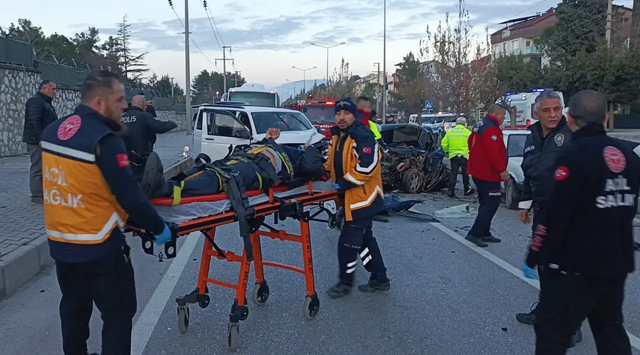 Refüjü Aşan Otomobil 2 Can Aldı: Burdur’da Zincirleme Kaza 3
